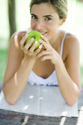 femme croque pomme