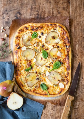 Pizza bianca à la poire, gorgonzola, noisettes et épinards